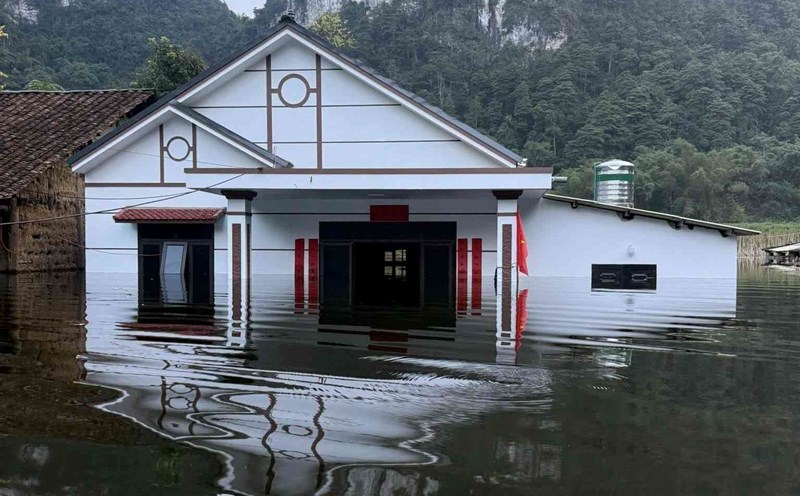 Lung Phait hamlet (Quang Uyen commune, Cao Bang) is still deeply submerged in water. Photo: Thanh Luan