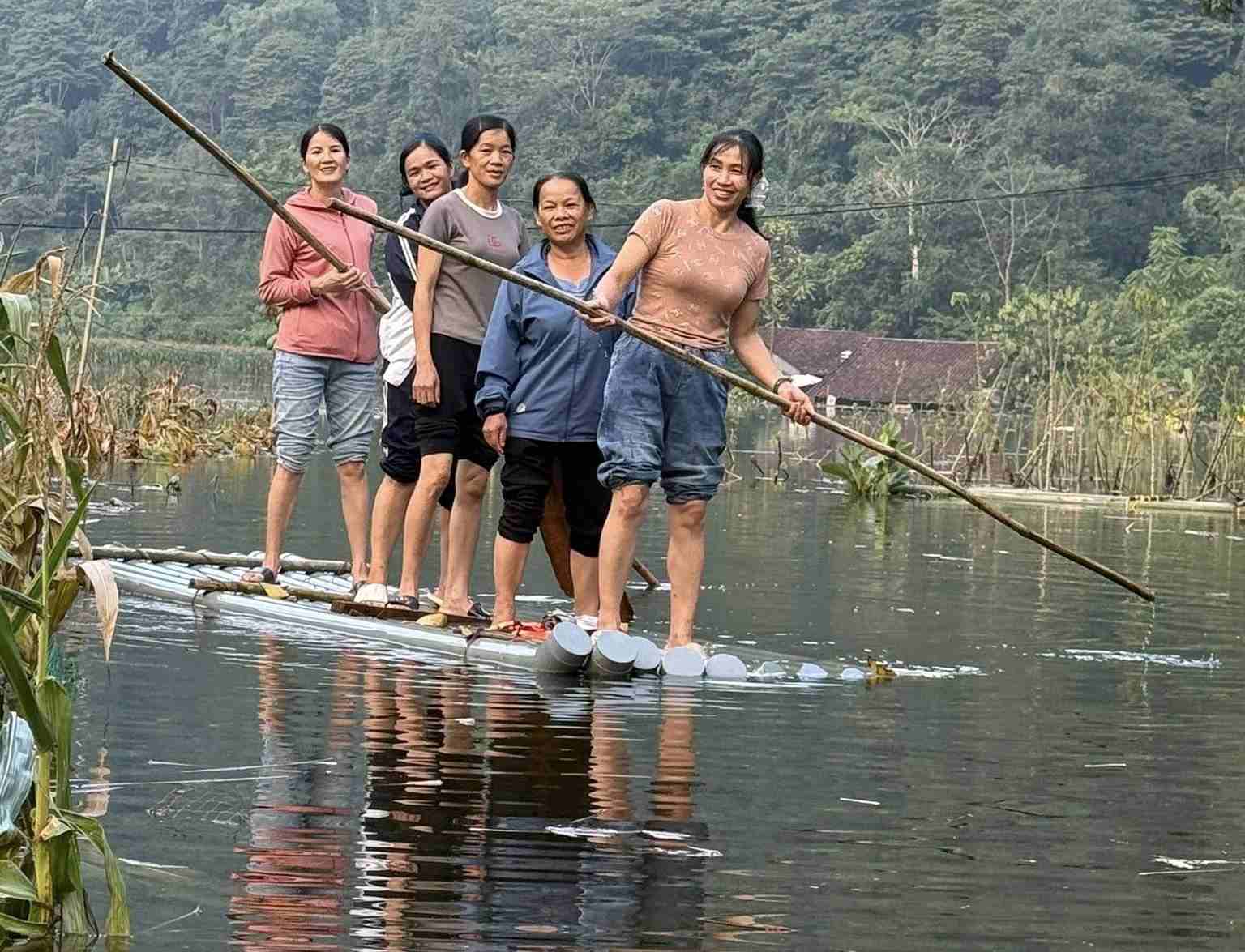 7 ho dan dang bi ngap het nha cua, chua the ve nha. Viec di lai nhung ngay nay chi co the trong cay vao be, xuong tu che. Anh: Thanh Luan