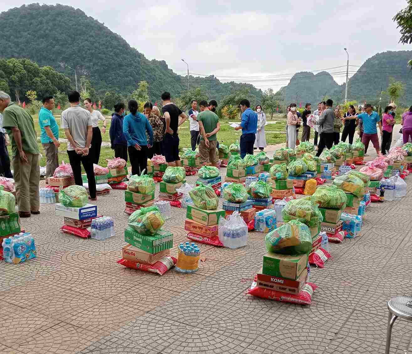 Cac doan thien nguyen ho tro nguoi dan tai vung lu. Anh: Thanh Luan