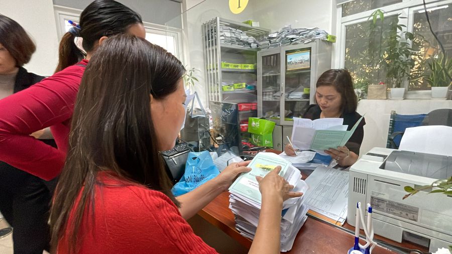 Los trabajadores de Haprosimex Group Joint Stock Company realizan los tramites para recibir el regimen de seguro social despues de una serie de articulos del periodico Lao Dong. Foto: Ha Anh