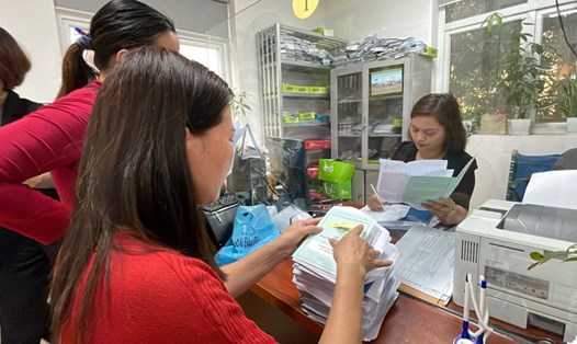 Người lao động Công ty Cổ phần Tập đoàn Haprosimex làm thủ tục nhận chế độ bảo hiểm xã hội sau loạt bài của Báo Lao Động. Ảnh: Hà Anh