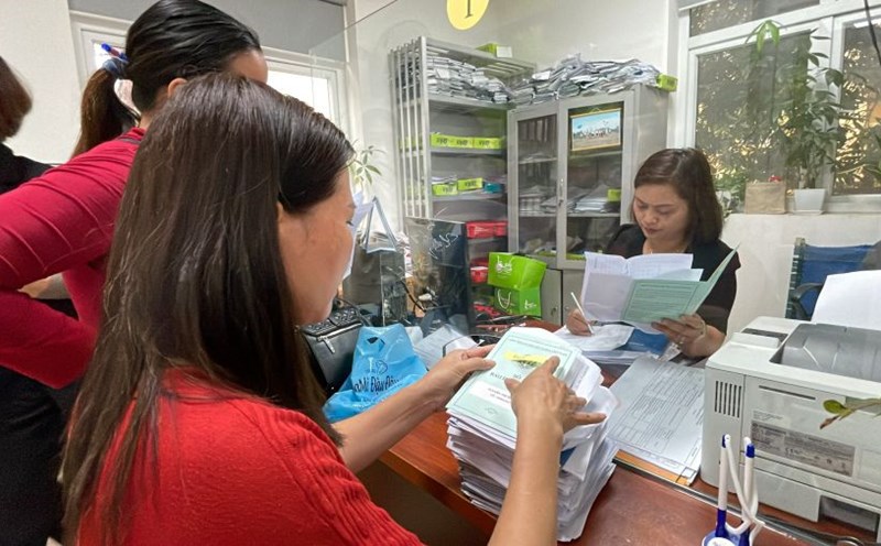 Employees of haprosimex Group Joint Stock Company completed procedures to receive social insurance benefits after a series of articles by Lao Dong Newspaper. Photo: Ha Anh