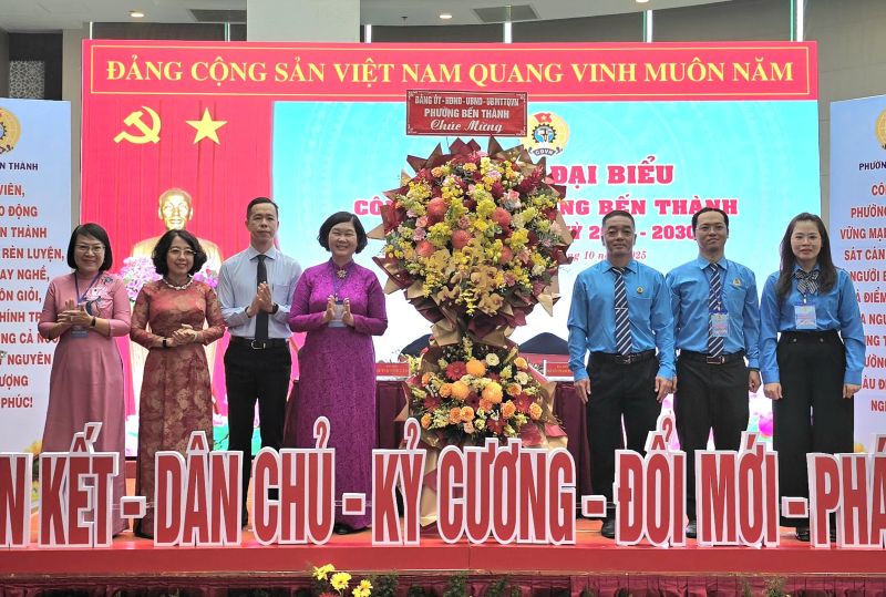 Leaders of the Party Committee, People's Council, People's Committee, and Vietnam Fatherland Front Committee of Ben Thanh Ward presented flowers to congratulate the Ben Thanh Ward Trade Union Conference. Photo: Nam Duong