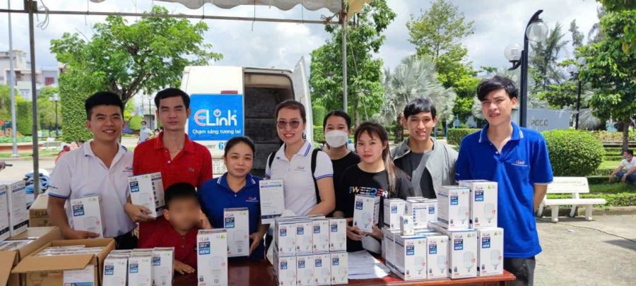 Ms. Phan Thi Kim Yen (5th from right) in an activity organized by the Provincial Labor Federation. Photo: Character provided