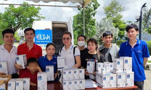 Chị Phan Thị Kim Yến (thứ 5 từ phải qua) trong một hoạt động do Liên đoàn Lao động tỉnh tổ chức. Ảnh: Nhân vật cung cấp