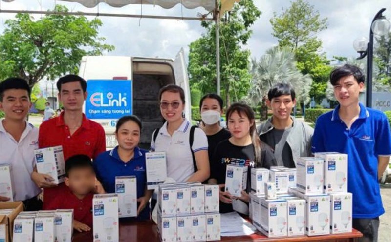 Ms. Phan Thi Kim Yen (5th from right) in an activity organized by the Provincial Labor Federation. Photo: Character provided