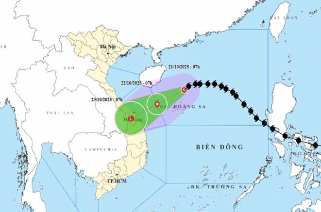 Cap nhat huong di cua bao so 12 tren Bien Dong. Anh: Trung tam Du bao Khi tuong Thuy van quoc gia