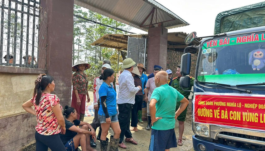 Nghia Lo Ward Trade Union and Son Thinh Market Trade Union joined hands to support people in flooded areas. Photo: An Vi
