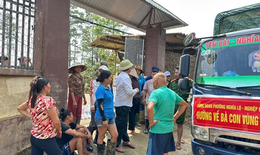 Công đoàn phường Nghĩa Lộ và Nghiệp đoàn cơ sở chợ Sơn Thịnh chung tay hỗ trợ đồng bào vùng lũ. Ảnh: An Vi