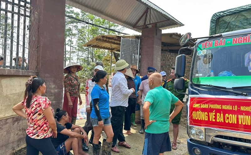 El Sindicato del barrio de Nghia Lo y el Sindicato de Base del mercado de Son Thinh unen fuerzas para apoyar a los compatriotas en las zonas inundadas. Foto: An Vi