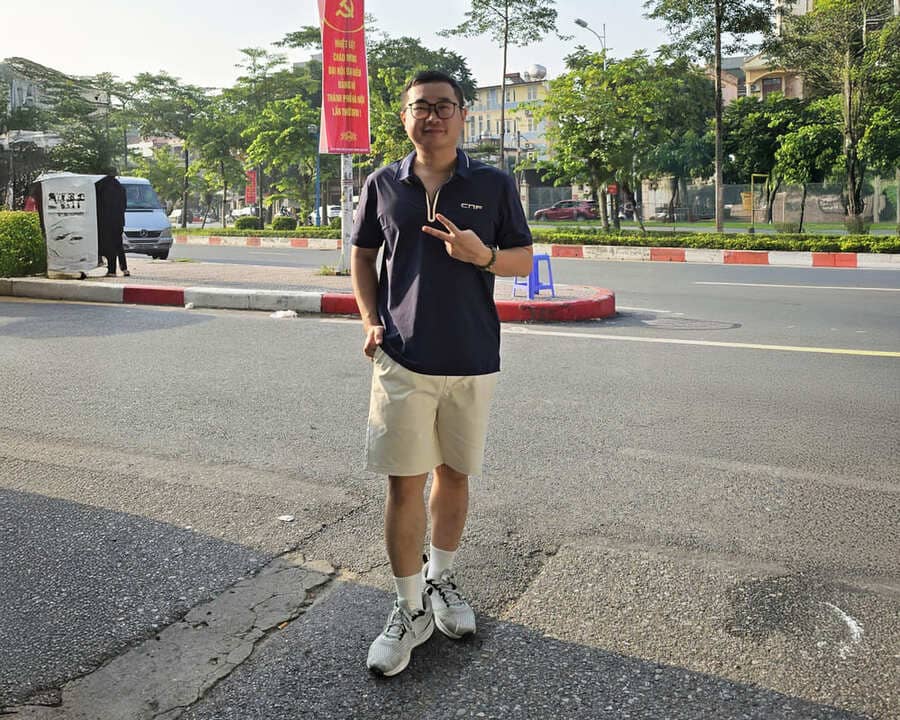 Men with modest heights should choose the right outfit when combined with white shorts. Photo: Tuan Dat