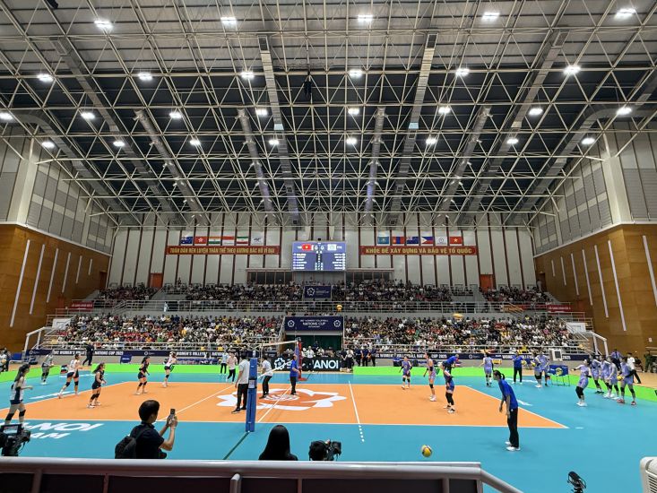 약 3 000석 규모의 Dong Anh 경기장(하노이)은 국제 배구 대회를 개최하기에 충분한 시설을 갖춘 것으로 평가받고 있습니다. 사진: Hoai Viet