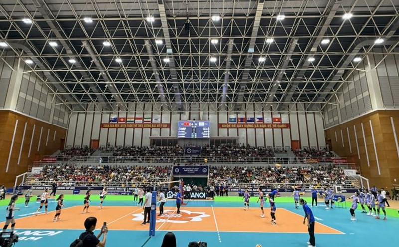 Dong Anh Stadium (Hanoi) with nearly 3,000 seats is being assessed to have facilities to ensure the organization of international volleyball tournaments. Photo: Hoai Viet