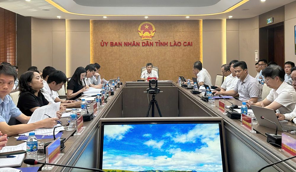 Buoi lam viec giua UBND  tinh Lao Cai voi EVNNPT ban giai phap thao go nhung vuong mac trong dau tu xay dung de day nhanh tien do cac du an luoi dien truyen tai trong diem tren dia ban. Anh: 