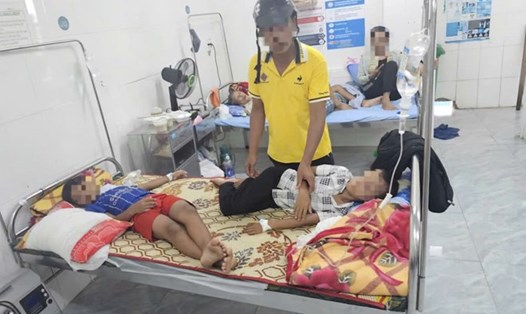 Những học sinh nghi bị ngộ độc sau bữa ăn sáng tại trường ở Quảng Trị. Ảnh: Công Sáng