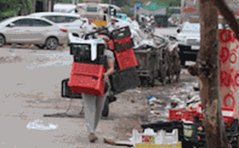 The 264 billion VND project in Hanoi is covered with blast, surrounded by garbage, and attacked residential areas.