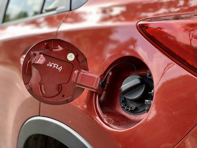 Advertencia sobre la situacion del agua en el tanque de combustible y los daños al motor del coche. Foto: Khanh Linh