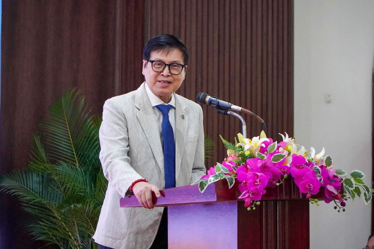 GS.TSKH Truong Quang Hoc trinh bay bao cao de dan hoi thao. Anh: Anh Duc