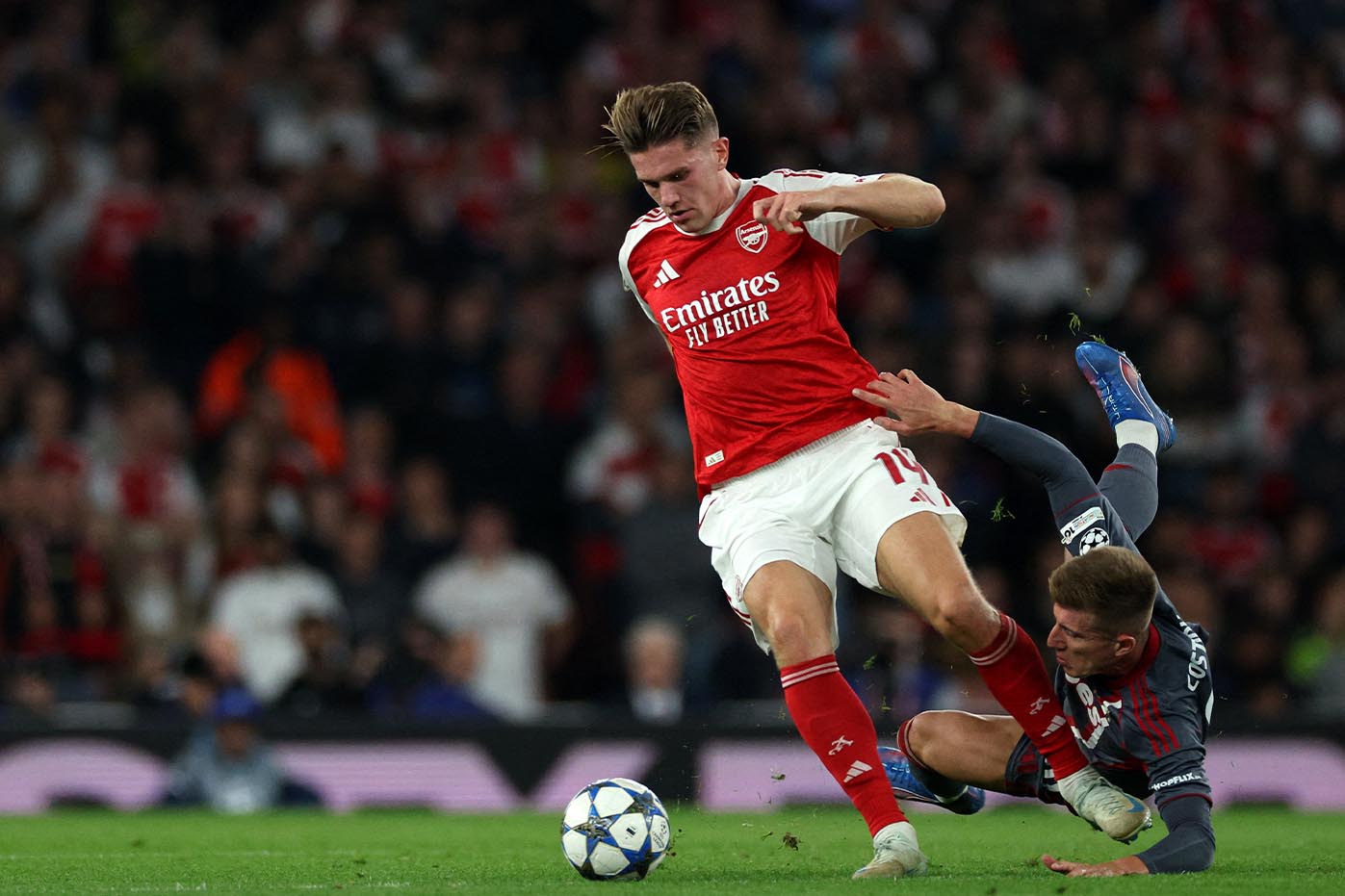 Viktor Gyokeres dang kho han ban thang nhung van quan trong trong cach to chuc loi choi cua Arsenal. Anh: AFP