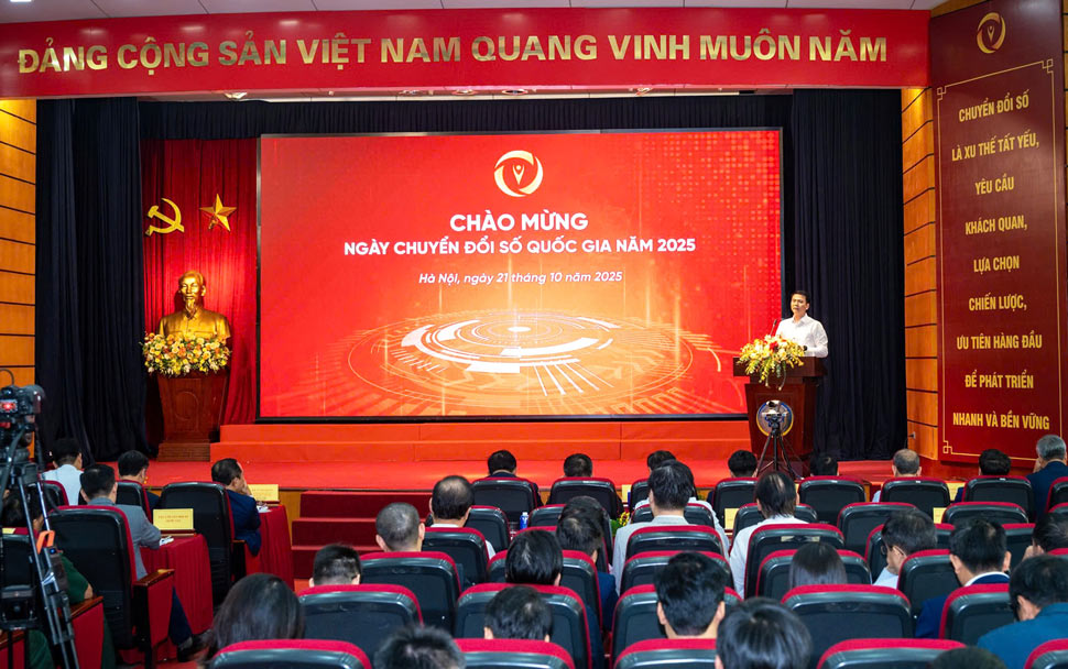 Sang 21.10, Bo Khoa hoc va Cong nghe to chuc to chuc Chuong trinh chao mung Ngay Chuyen doi so Quoc gia nam 2025 voi chu de “Chuyen doi so: Nhanh hon - hieu qua hon - gan dan hon”. Anh: Hao Thien