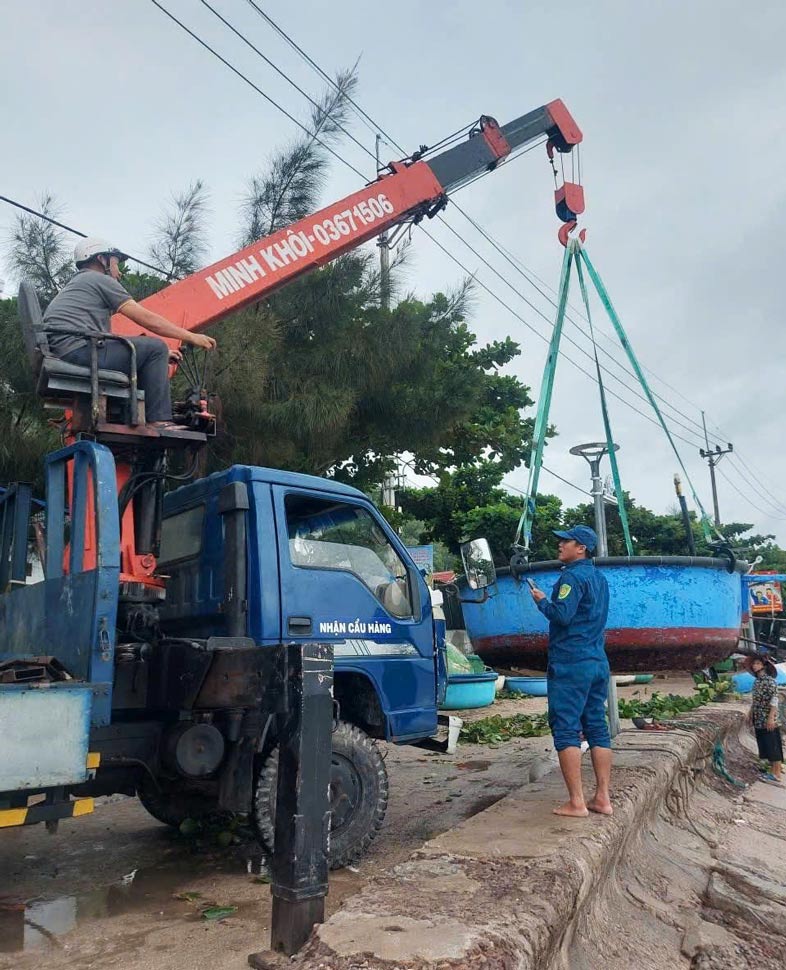 Ngu dan xa dao Nhon Chau dua thung len bo tranh tru. Anh: Hoai Phuong