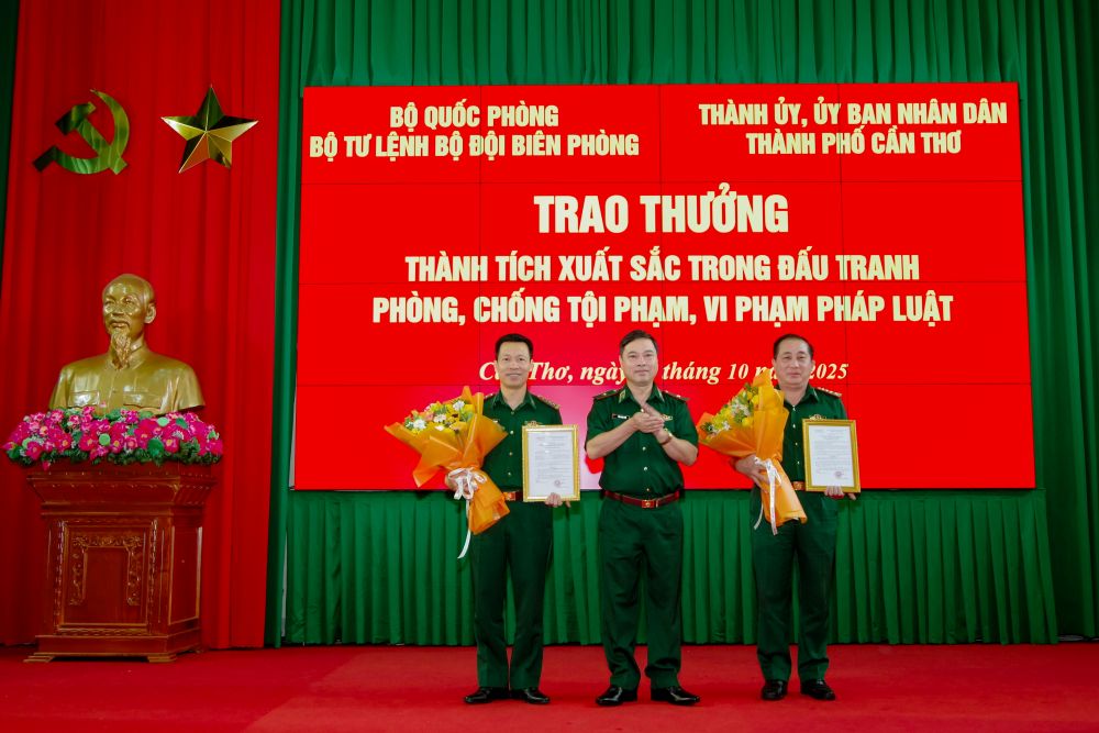 Thieu tuong Tran Ngoc Huu, Pho Tu lenh BDBP trao thuong nong cho BDBP TP Can Tho va BDBP tinh Vinh Long. Anh: Van Long