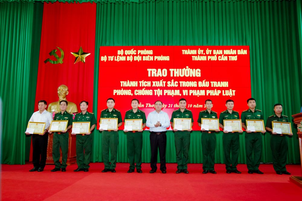 Ong Tran Chi Hung, Pho Chu tich UBND TP Can Tho trao bang khen cua UBND TP Can Tho cho cac ca nhan. Anh: Van Long