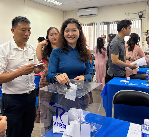 호치민시 섬유 연구소 주식회사 지점 노동조합원들이 2025-2030 임기 총회에서 권리와 책임을 행사하고 있습니다. 사진: CDN