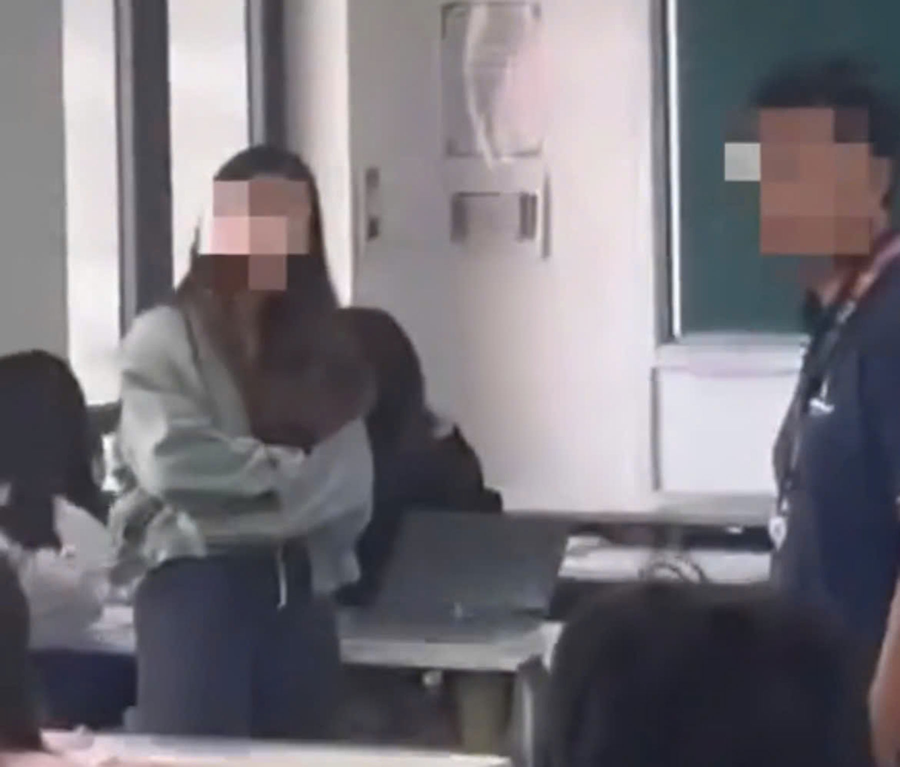 College students eating noodles in class were reminded by lecturers but showed inappropriate attitudes. Photo: Cut from video
