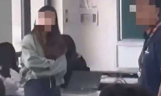 Sinh viên đại học ăn mì trong lớp bị giảng viên nhắc nhở nhưng tỏ thái độ không chuẩn mực. Ảnh: Cắt từ video