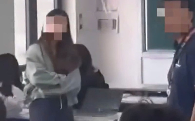 Estudiantes universitarios comen fideos en clase son recordados por los profesores pero muestran una actitud inapropiada. Foto tomada de un video