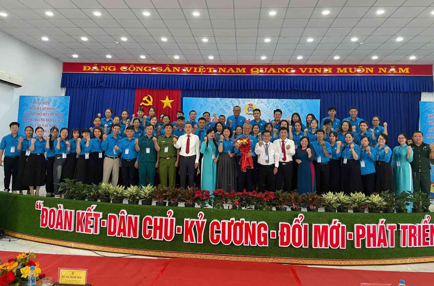 Dai bieu du hoi nghi chup huu luu niem. Anh: Dinh Trong