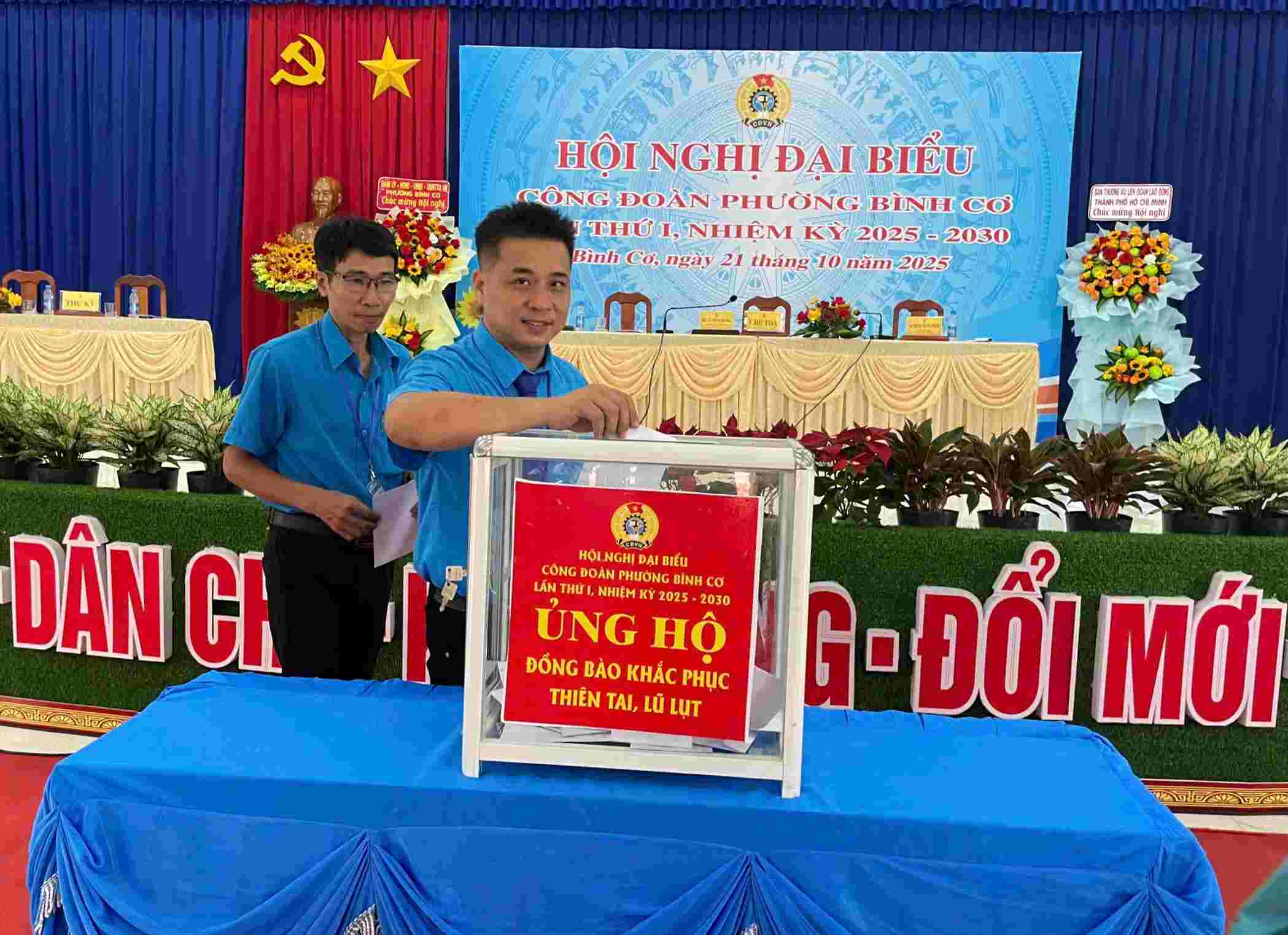 Tai hoi nghi, cac dai bieu cung quyen gop ung ho dong bao bi bao lu. Anh: Dinh Trong