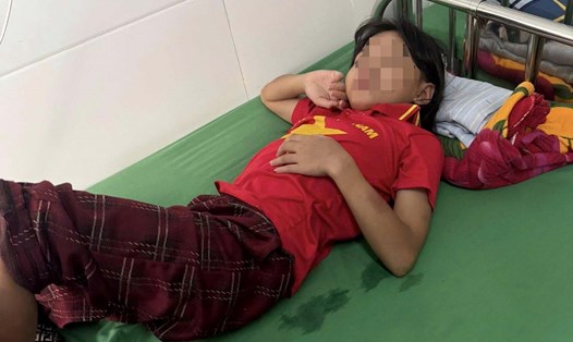 Sau khi bị cha dượng hành hung phải nhập viện, hiện sức khỏe, tinh thần bé L đã tạm ổn. Ảnh: Văn Sáng.