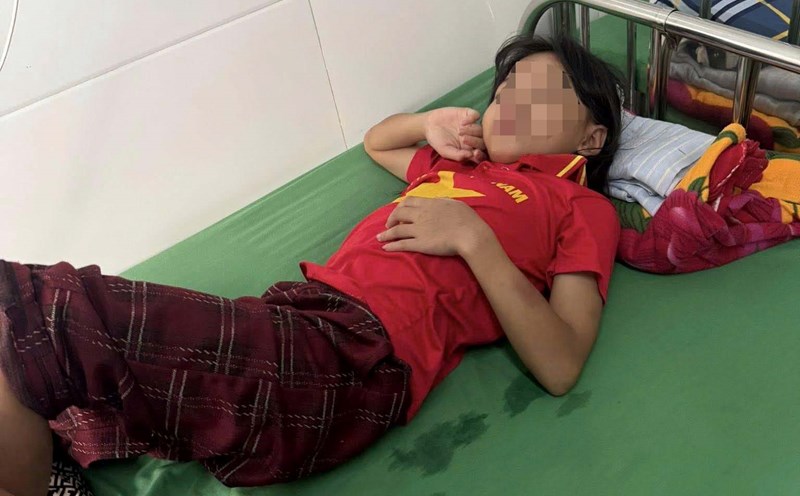 After being assaulted by her stepfather and having to be hospitalized, L's health and spirit are currently stable. Photo: Van Sang.