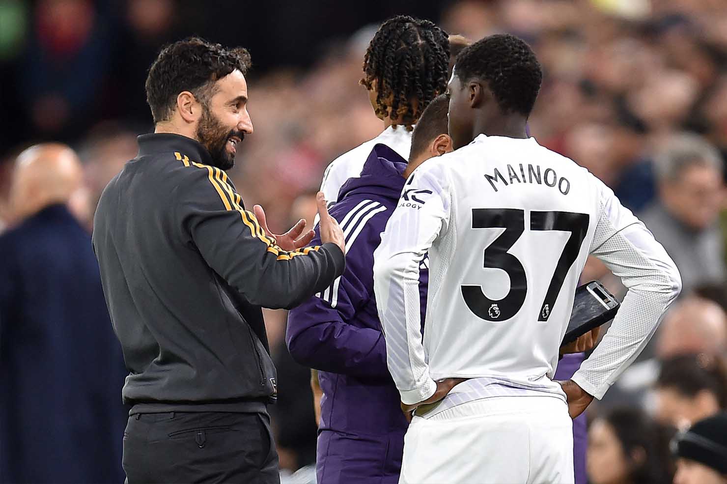 Ruben Amorim da tho phao tai Anfield sau chien thang cua Man United. Anh: AFP