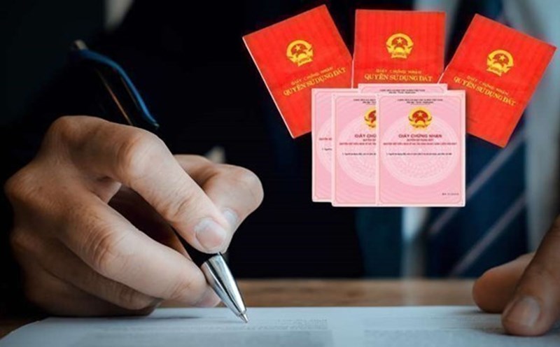 In the near future, citizens will provide information about land and housing users (red books) via the VNeID application. Photo: Phuong Anh