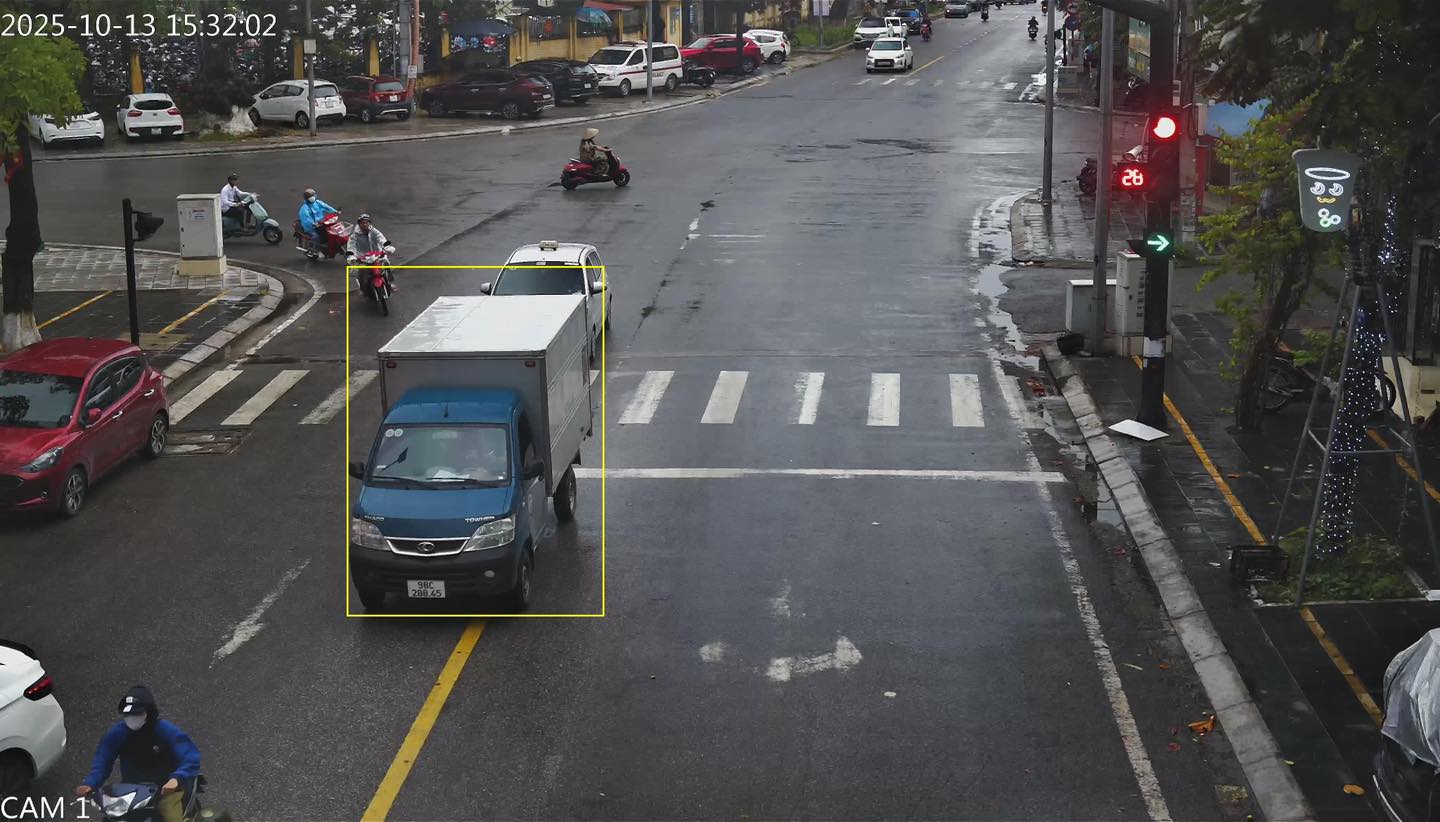 El propietario del vehiculo multado por el error de pisotear la linea. Foto: Policia de Bac Ninh