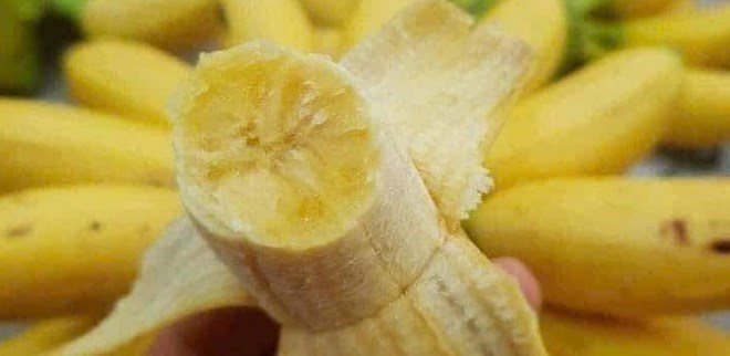 Eating bananas properly helps reduce uric acid naturally and enhance kidney function. Photo: Kieu Vu.