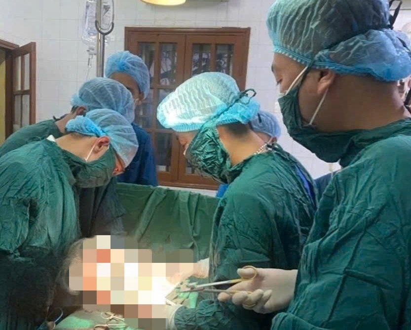 The patient underwent emergency surgery on Bach Long Vy Island, Hai Phong. Photo: Dr. Bach Long Vy Military Medical Center