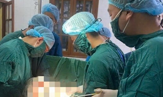 Bệnh nhân được mổ cấp cứu trên đảo Bạch Long Vỹ, Hải Phòng.  Ảnh: TTYT Dân quân y Bạch Long Vỹ