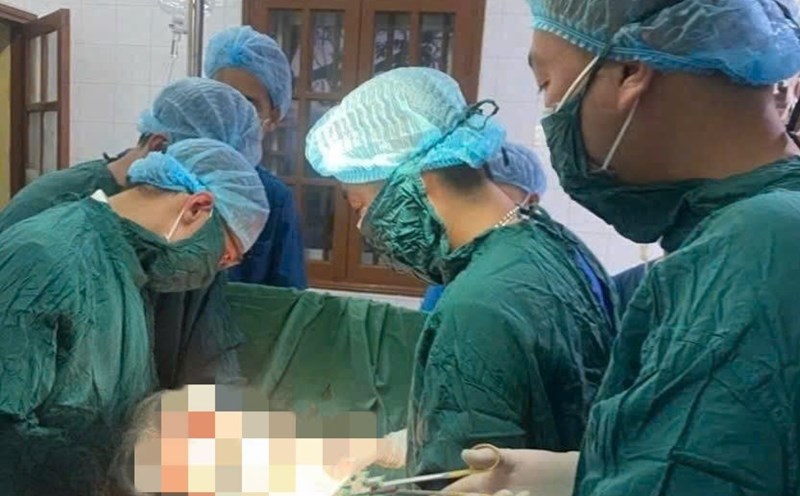 Paciente operado de urgencia en la isla Bach Long Vy Hai Phong. Foto: TTYT Dan quan y Bach Long Vy