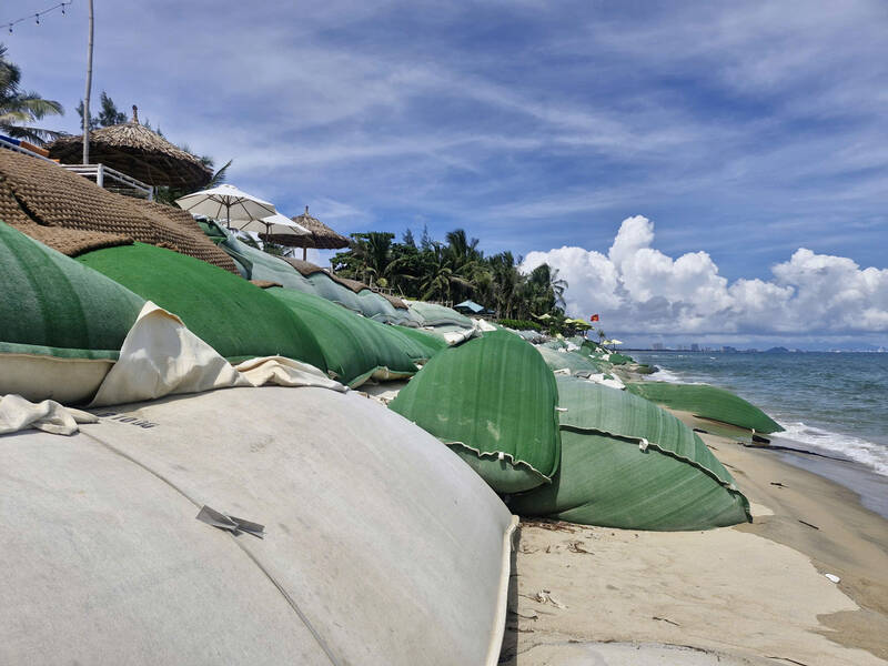 Sandbags are piled up on the coast of Hoi An Tay ward (Da Nang) to prevent erosion. Photo: Thu Giang