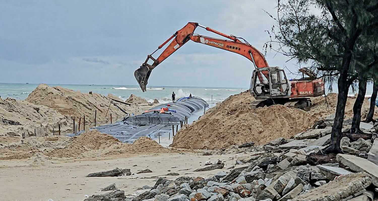 후에시는 육지로 깊숙이 침식되는 상황을 방지하기 위해 연성 제방을 건설합니다. 사진: Nguyen Luan.