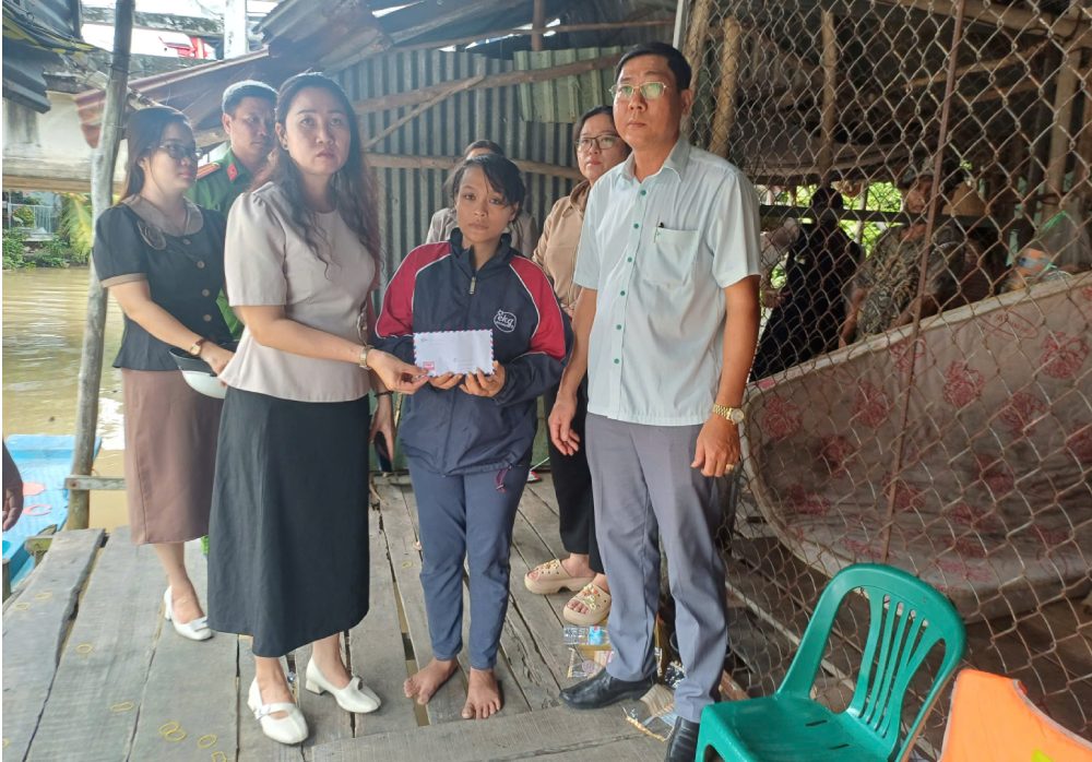 The locality and benefactors have provided immediate support of 10 million VND to the family of a boy suspected of falling into a canal. Photo: Nam Phuong
