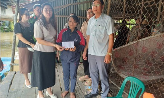 Địa phương và mạnh thường quân đã trao hỗ trợ trước mắt 10 triệu đồng cho gia đình có bé trai nghi rơi xuống kênh. Ảnh: Nam Phương