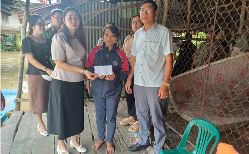 Las autoridades locales y los benefactores han entregado apoyo inmediato de 10 millones de VND a la familia de un niño sospechoso de caer al canal. Foto: Nam Phuong