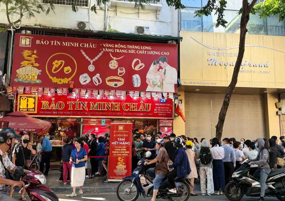 Ngay 21.10, hang dai nguoi xep hang truoc cua hang kinh doanh vang tren pho Tran Nhan Tong (Ha Noi) de cho mua vang. Anh: Phuong Anh