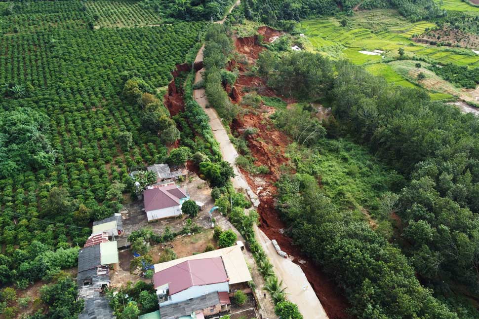 Duong vao Tram 500kV tai xa Ia Ly bi sat lo, sut lun nghiem trong. Anh: Huu Phuc