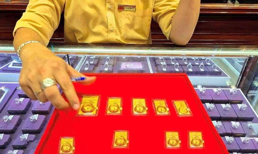 Tâm lý tích trữ, đầu cơ trong nước khiến giá vàng tiếp tục tăng. Ảnh: Phan Anh